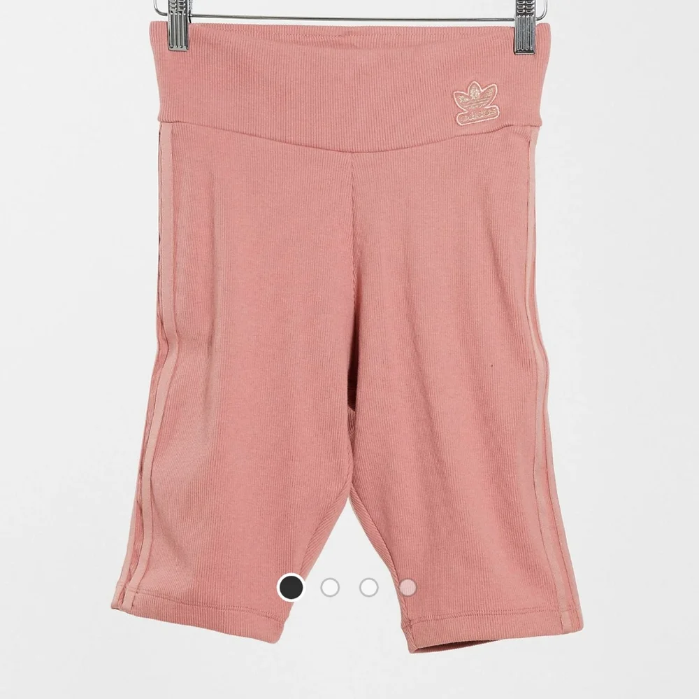 Adidas shorts in ash pink - Picture 4 of 11